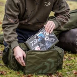 Daiwa Black Widow Compact Tackle Bag -Fishing Equipment Discount Store q0ziaofq638131099844982408